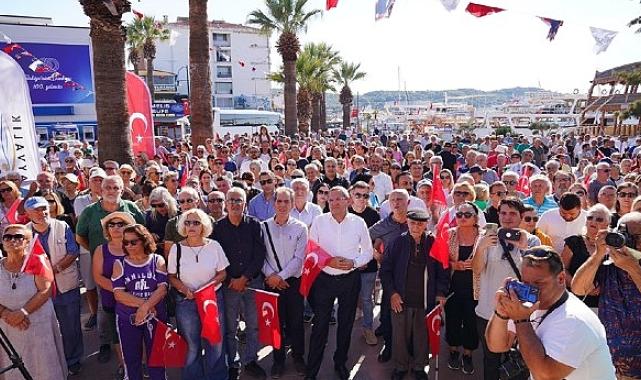 Ayvalık’ta 8 Ekim Salı günü sabah saatlerinde Atatürk Anıtı’na yapılan saldırıya vatandaşlardan tepki yağdı.