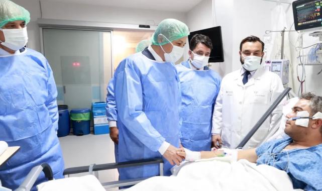 Bakan Yerlikaya’dan ağır yaralı polis memuruna hastane ziyareti