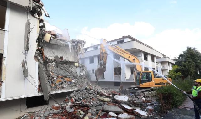 Bakırköy’de riskli binalar güvenli hale geliyor… 5 binada yıkım başladı