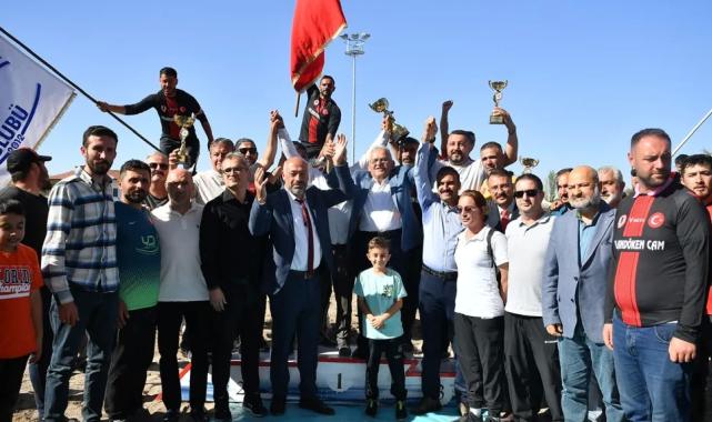 Başkan Büyükkılıç, atlı ciritin ustalarına ödüllerini takdim etti