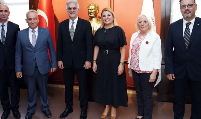 Başkan Hürriyet, Devlet Tiyatroları Genel Müdürü Tamer Karadağlı’yı ziyaret etti