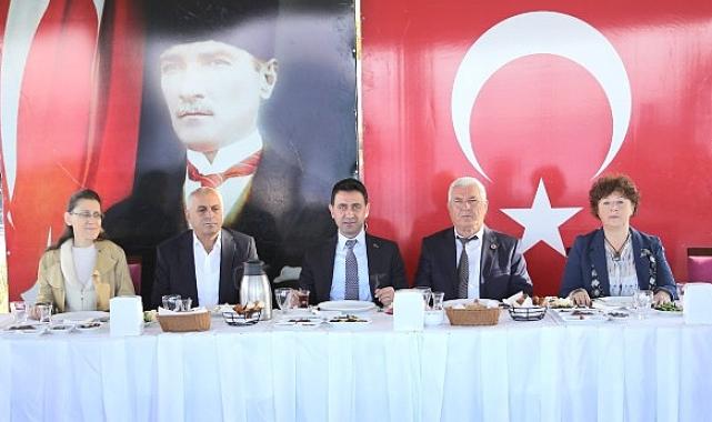 Başkan Önal, muhtarlarla buluştu: “Bayraklı için gece gündüz çalışıyoruz”