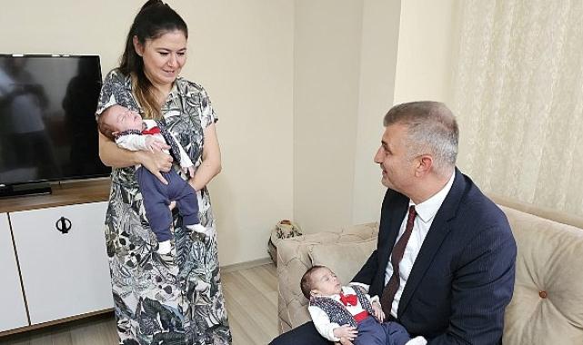 Başkan Sezer’den ikiz bebeklere hoş geldin sürprizi
