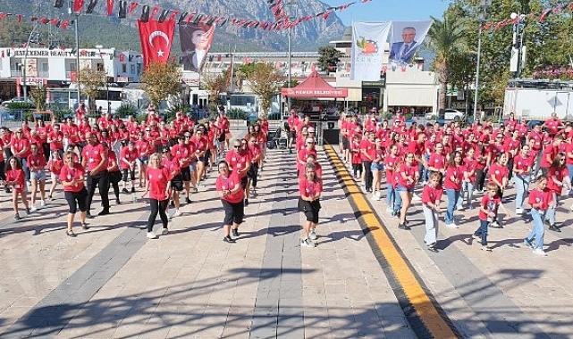 Başkan Topaloğlu’ndan 430 dansçı karşısında zeybek