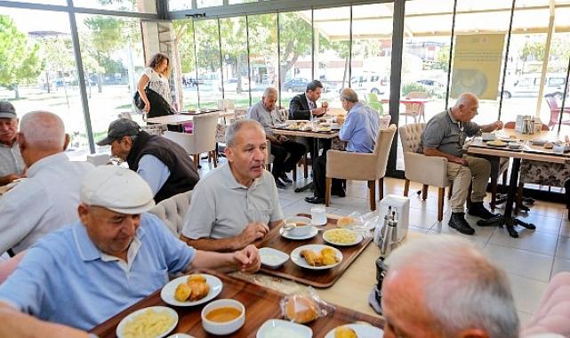 Bayraklı Belediyesi kent lokantalarında “Askıda Yemek” uygulaması başladı