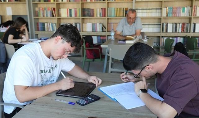 Bayraklı kütüphaneleri gençlerin hayallerine kapı açtı