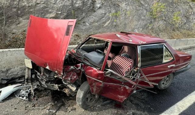 Bilecik’te 2 otomobil kafa kafaya çarpıştı