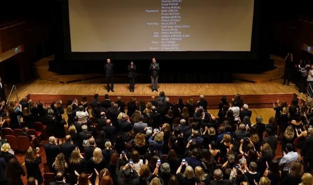 ‘Bir Cumhuriyet Şarkısı’ İzmir’de seyirci ile buluştu