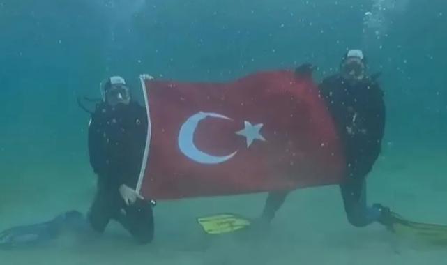 Bursa’da öğretmenler su altında Türk bayrağı açtı