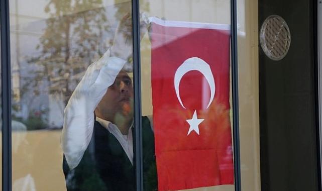 Büyükşehir 12 ilçede 25 bin Türk Bayrağı dağıttı