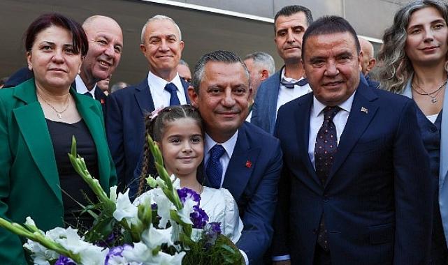 CHP Genel Başkanı Özgür Özel Antalya Büyükşehir Belediyesi’ni ziyaret etti