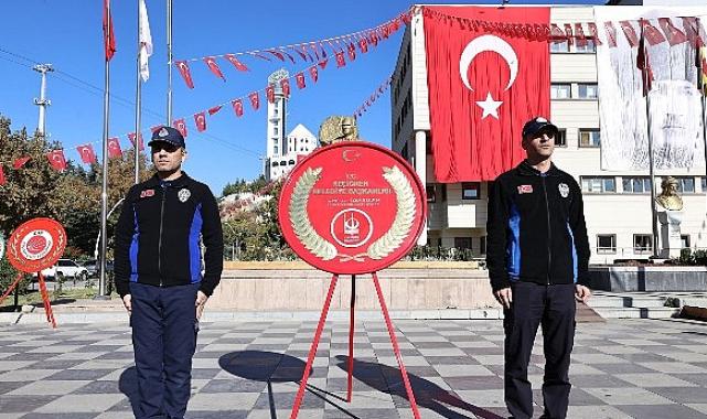 Cumhuriyet Bayramı kutlamaları çelenk sunma ile başladı