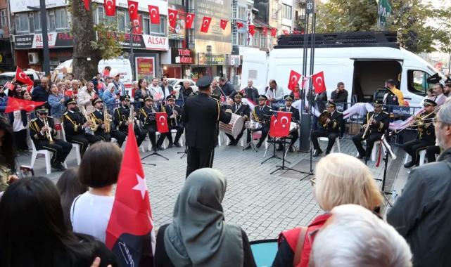 Cumhuriyet Bulvarı Ata’nın sevdiği şarkılarla çınladı