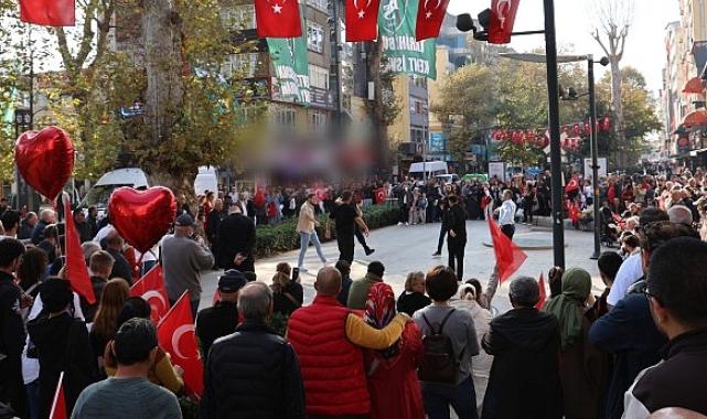 Cumhuriyet Bulvarı’nda zeybek gösterisi