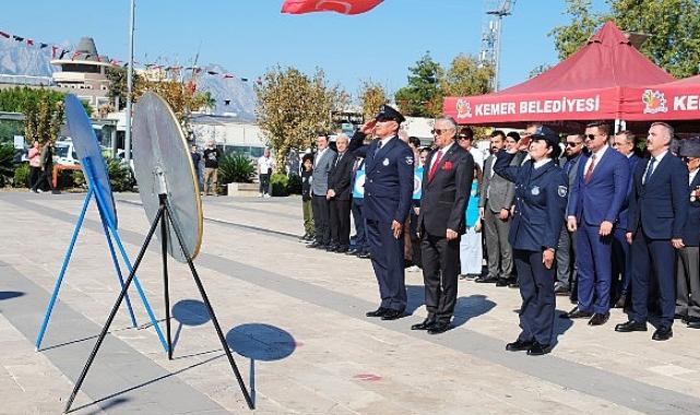 Cumhuriyet’in 101. yılı dolayısıyla Kemer’de tören düzenlendi.