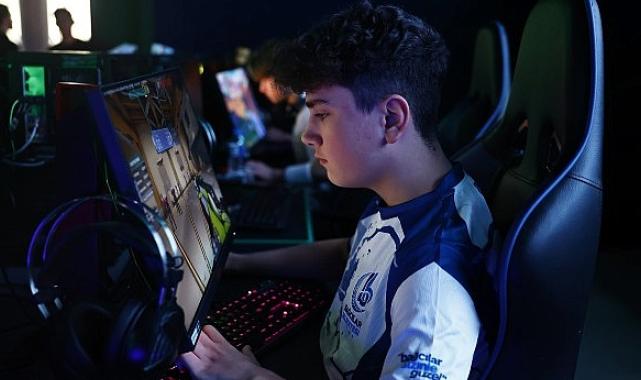 E-spor oyuncusu Emirhan, 23 milyon arasından 44’üncü oldu