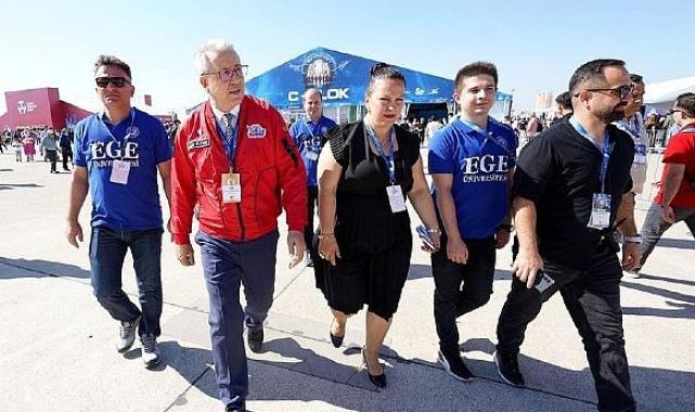 Ege Üniversitesinin EGESAM-BİYOİZLEM Takımı birincilik ödülünü Cumhurbaşkanı Erdoğan’ın elinden aldı