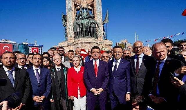 Ekrem İmamoğlu Türkiye Cumhuriyeti’nin 101’inci kuruluş yıldönümü, Taksim Cumhuriyet Anıtı’nda gerçekleştirilen çelenk koyma töreniyle kutlandı