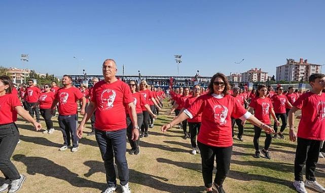 Gaziemir’de 750 kişi Cumhuriyet için harmandalı oynadı