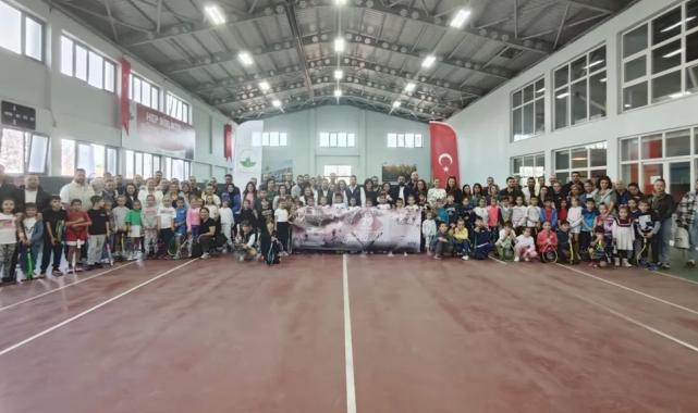 Geleceğin şampiyon raketleri korta çıktı