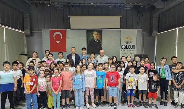 Gölcük Belediye Konservatuarı Çocuk Korosu, Şef Turan Yüksel eşliğinde yeni dönem eğitimlerine Sanat Galeri’nde başladı.