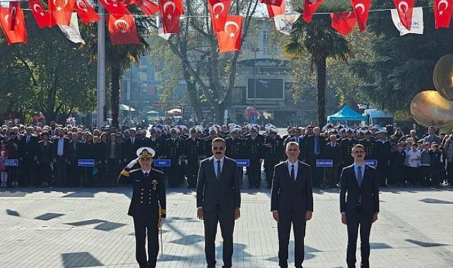 Gölcük’te 29 Ekim Cumhuriyet Bayramı’nın 101. yıldönümü kapsamında Anıtpark’ta Atatürk Anıtı’na çelenk sunma töreni düzenlendi.
