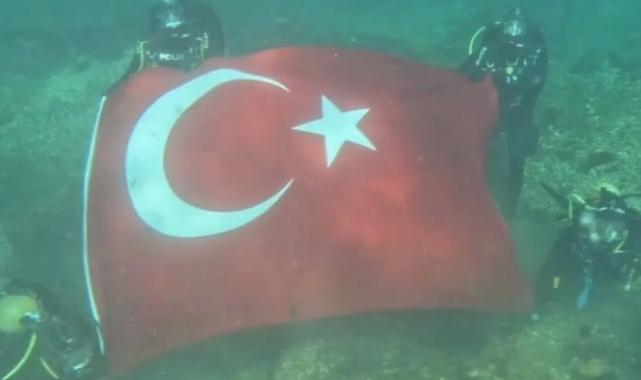 Halfeti’de su altında Türk Bayrağı açtılar