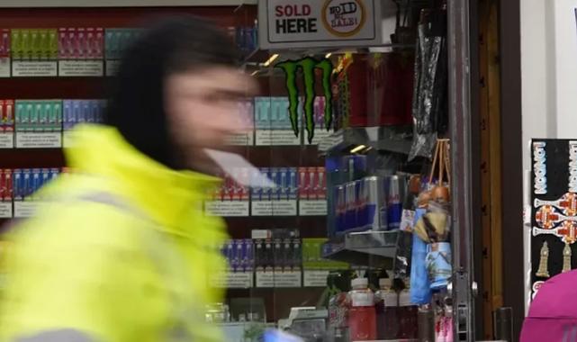 İngiltere önümüzdeki yıl elektronik sigaraları yasaklayacak