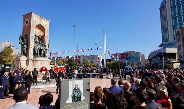 İstanbul Taksim’de 101. yıl çelengi