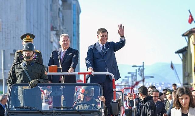 İzmir Cumhuriyet’in 101’inci yaşını büyük bir coşkuyla kutluyor Başkan Tugay: Son nefesime kadar mücadele edeceğim