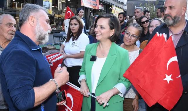 İzmir Karabağlar’dan  Cumhuriyet Korteji’ne bayraklı davet