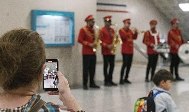 İzmir Metrosu’nda 29 Ekim kutlaması