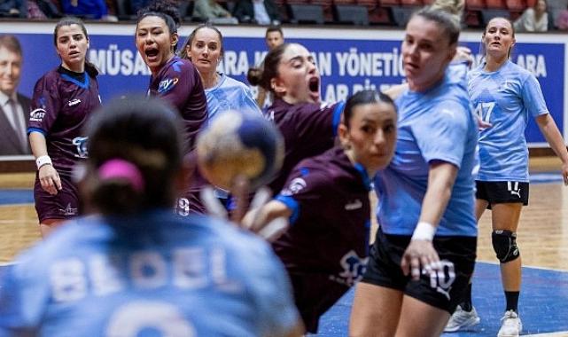 İzmir tribünlerinden güçlü toplumsal cinsiyet eşitliği mesajı “Sözlerimizle Eşitliği İnşa Ediyoruz” diyerek tek yürek oldular