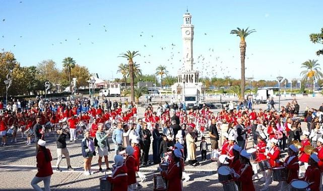 İzmir’de Cumhuriyet Bayramı Coşkusu: Bando Takımları Geçit Töreni