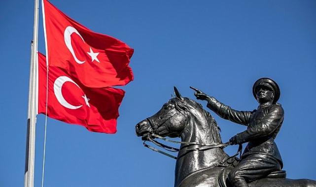 İzmir’de en büyük bayrama en görkemli kutlama