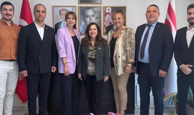 İzmir’de Karabağlarlı komisyon üyelerinden KKTC Başkonsolosuna ziyaret