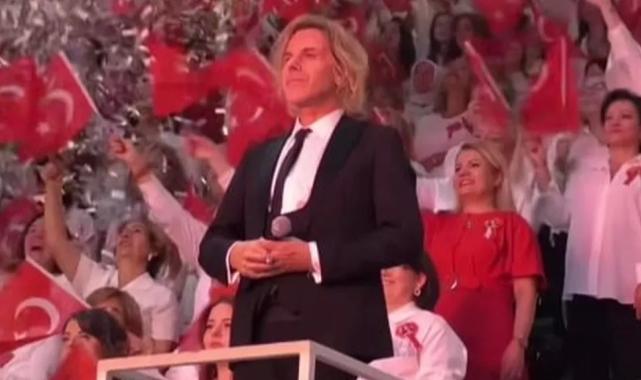 İzmit,  Cumhuriyetin 101’inci yılını Soner Arıca ile kutladı