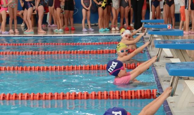 İzmit’te 29 Ekim Yüzme Yarışları’nda büyük heyecan