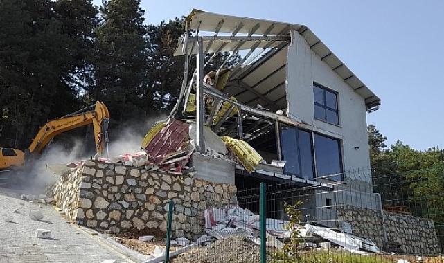 Kaçak villa yıkıldı