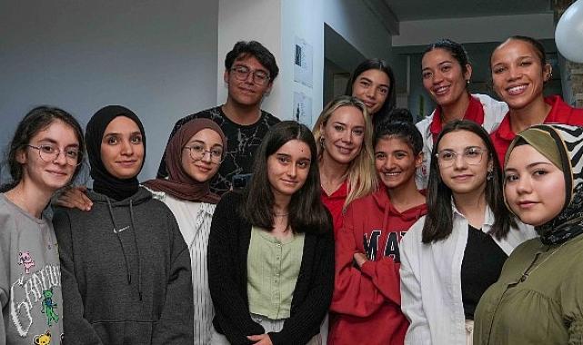 Kadın Voleybol Takımı Çocuklar ve Gençlerle Buluştu