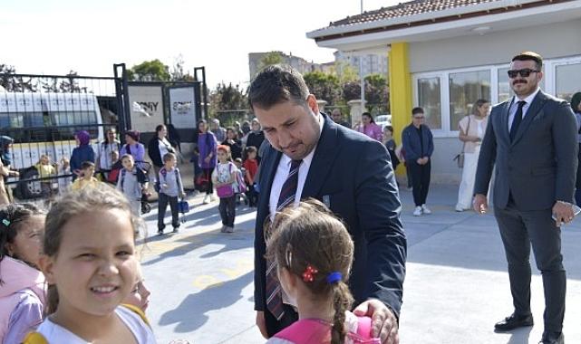 Kahramankazan Belediye Başkanı Selim Çırpanoğlu, 100. Yıl İstiklal İlkokulu’nu ziyaret ederek öğrenci ve öğretmenlerle bir araya geldi.