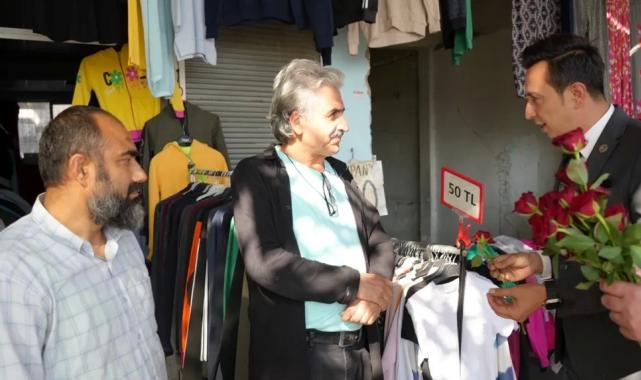 Kahramanmaraş’ta MHP’den kadına şiddete farkındalık… Erkeklere gül dağıtıldı!