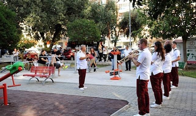 Karşıyaka Belediye Bandosu’ndan coşku dolu sokak konserleri