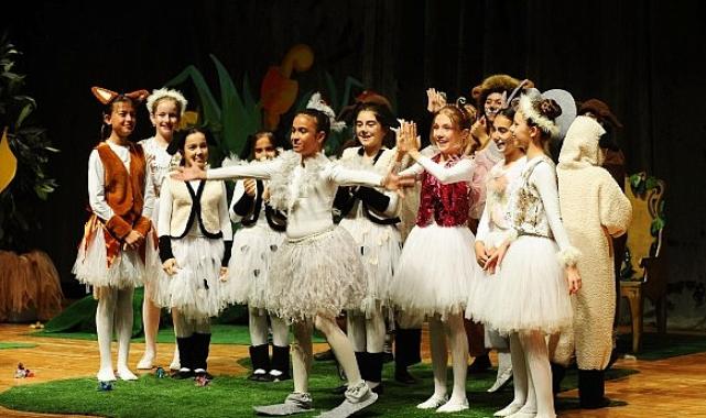 Karşıyaka Belediye Tiyatrosu yeni sezona perdelerini açtı