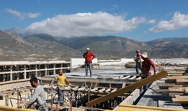 Kınık Toptancı Hal Kompleksi hızla devam ediyor