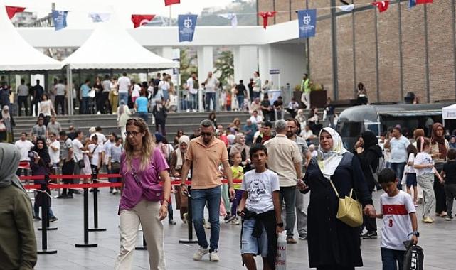 Kitap Fuarına ilgi salonlara sığmıyor