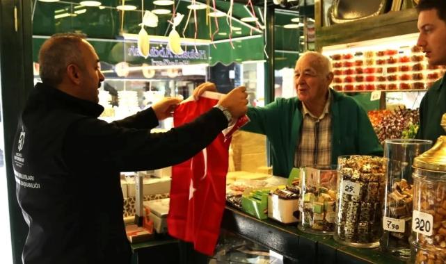 Kocaeli Büyükşehir 12 ilçede 25 bin Türk Bayrağı dağıttı