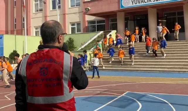 Kocaeli Büyükşehir’den okullarda deprem tatbikatı