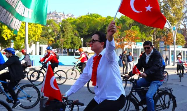 Kocaeli İzmit’te bisikletlilerden renkli kortej