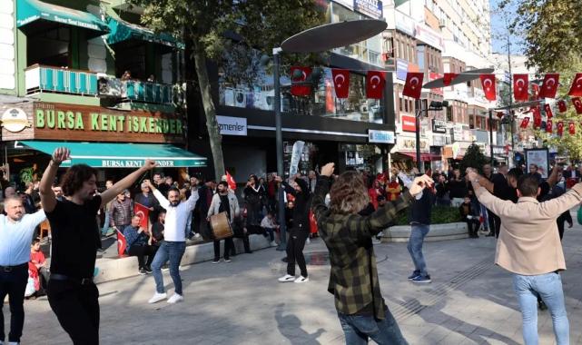Kocaeli’de davul ve zurna eşliğinde zeybek gösterisi